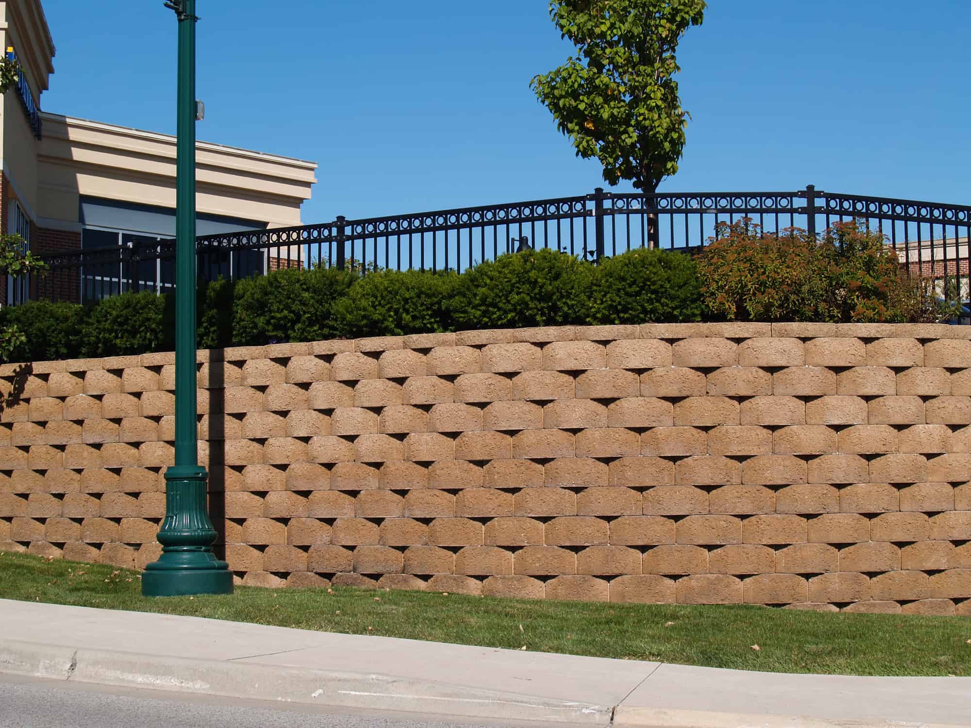 retaining wall commercial 02